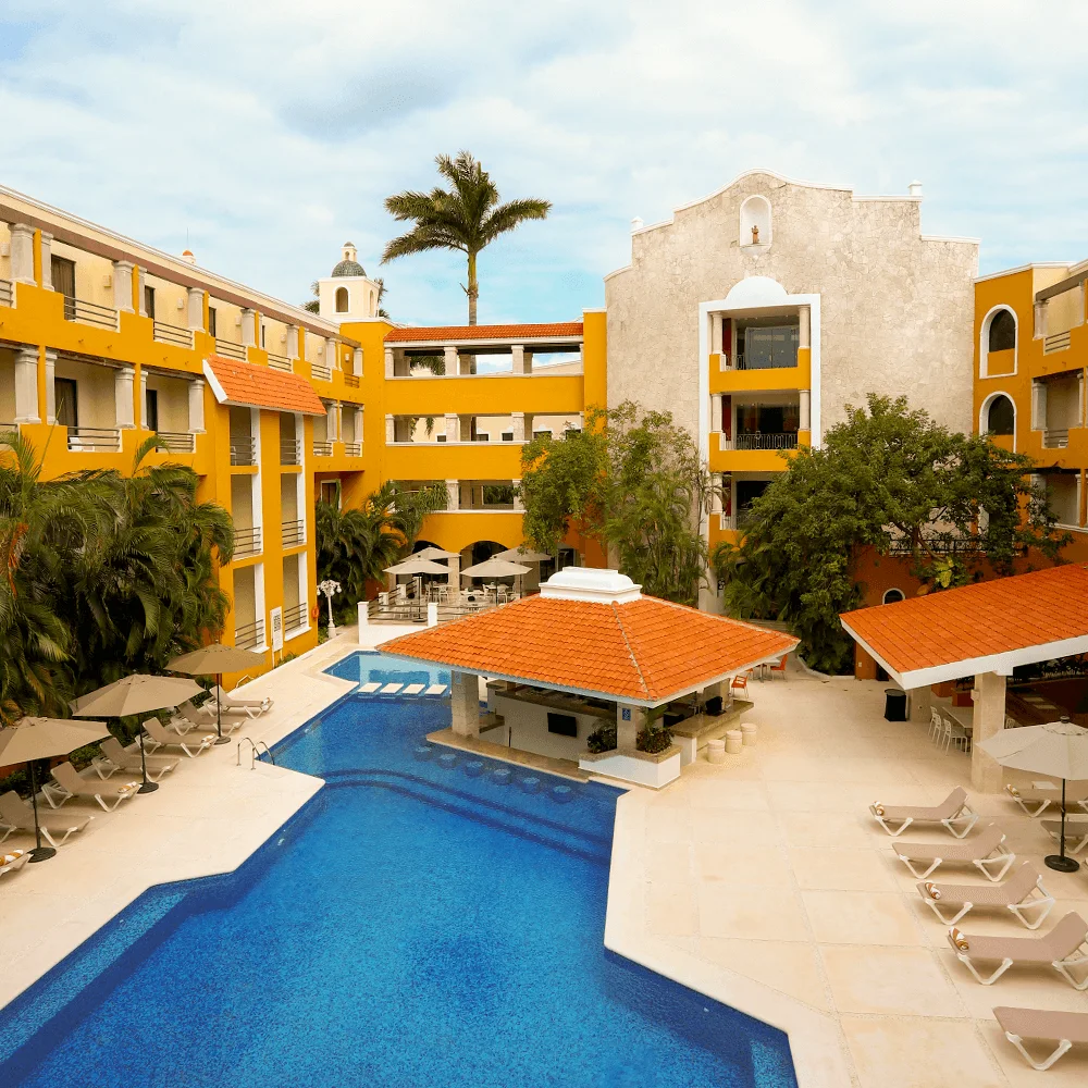 Pool and buildings at Hotel Adhara Cancún