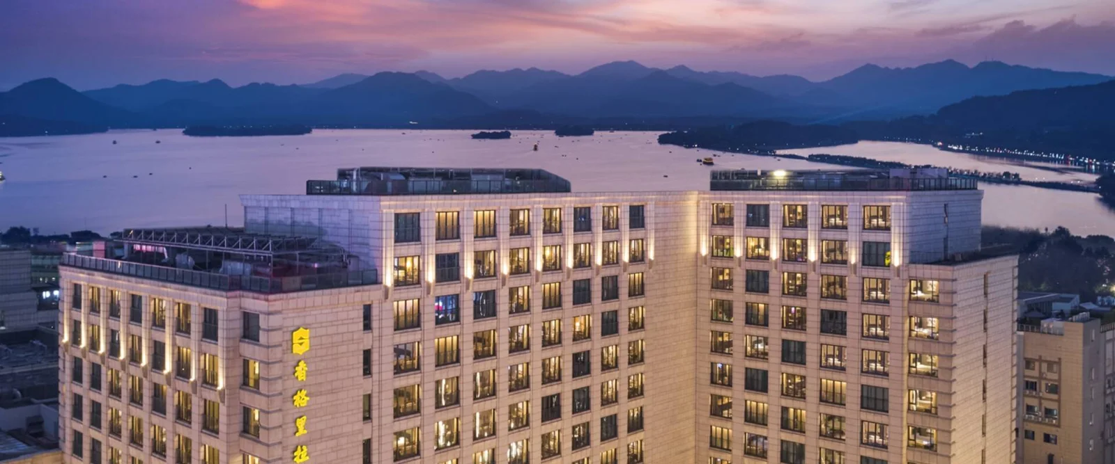 Hotel setting at Midtown Shangri-La, Hangzhou