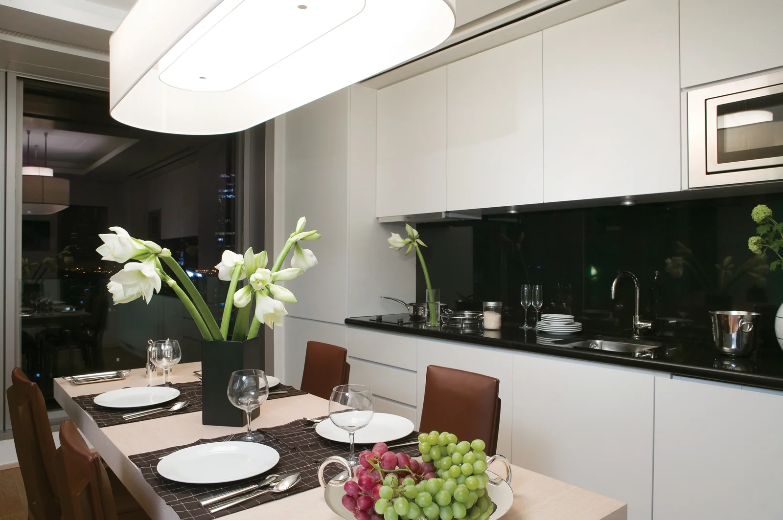 Suite dining area at The Putman