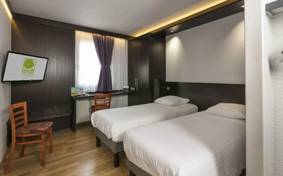 Guest room at Cottage Hôtel