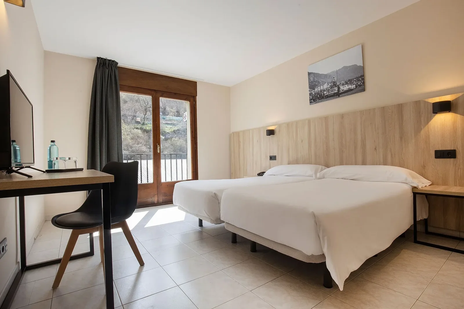 Guest room at Hotel Encamp