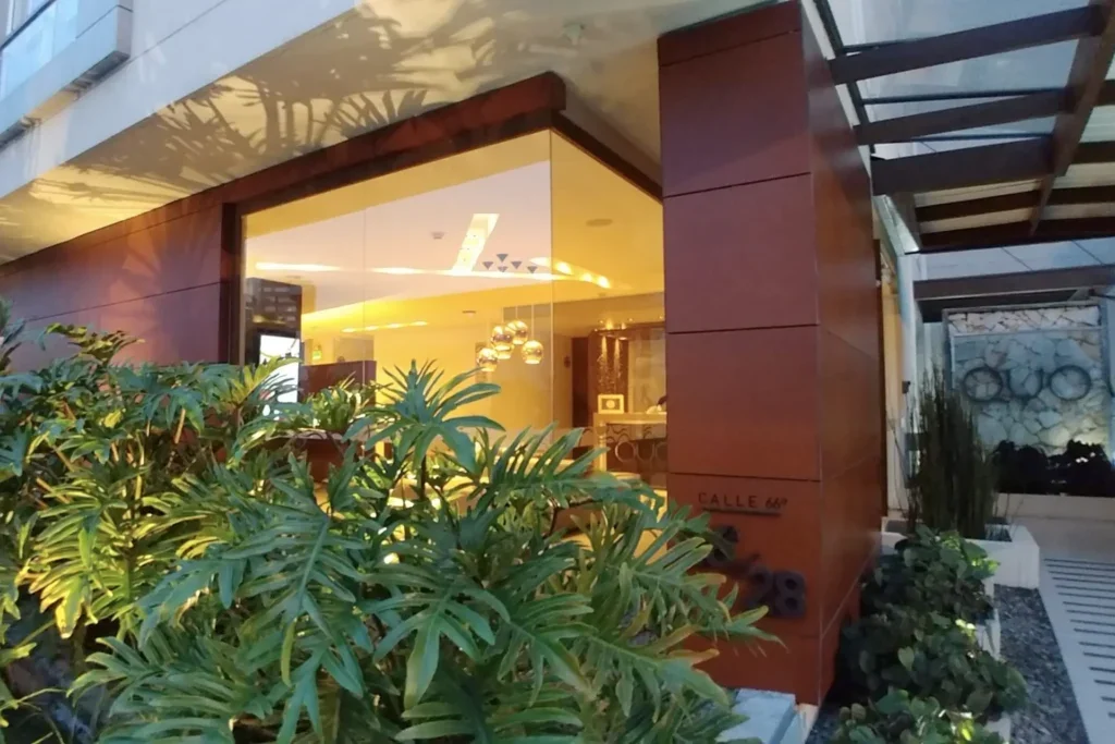 Hotel entrance at Quo Quality Hotel