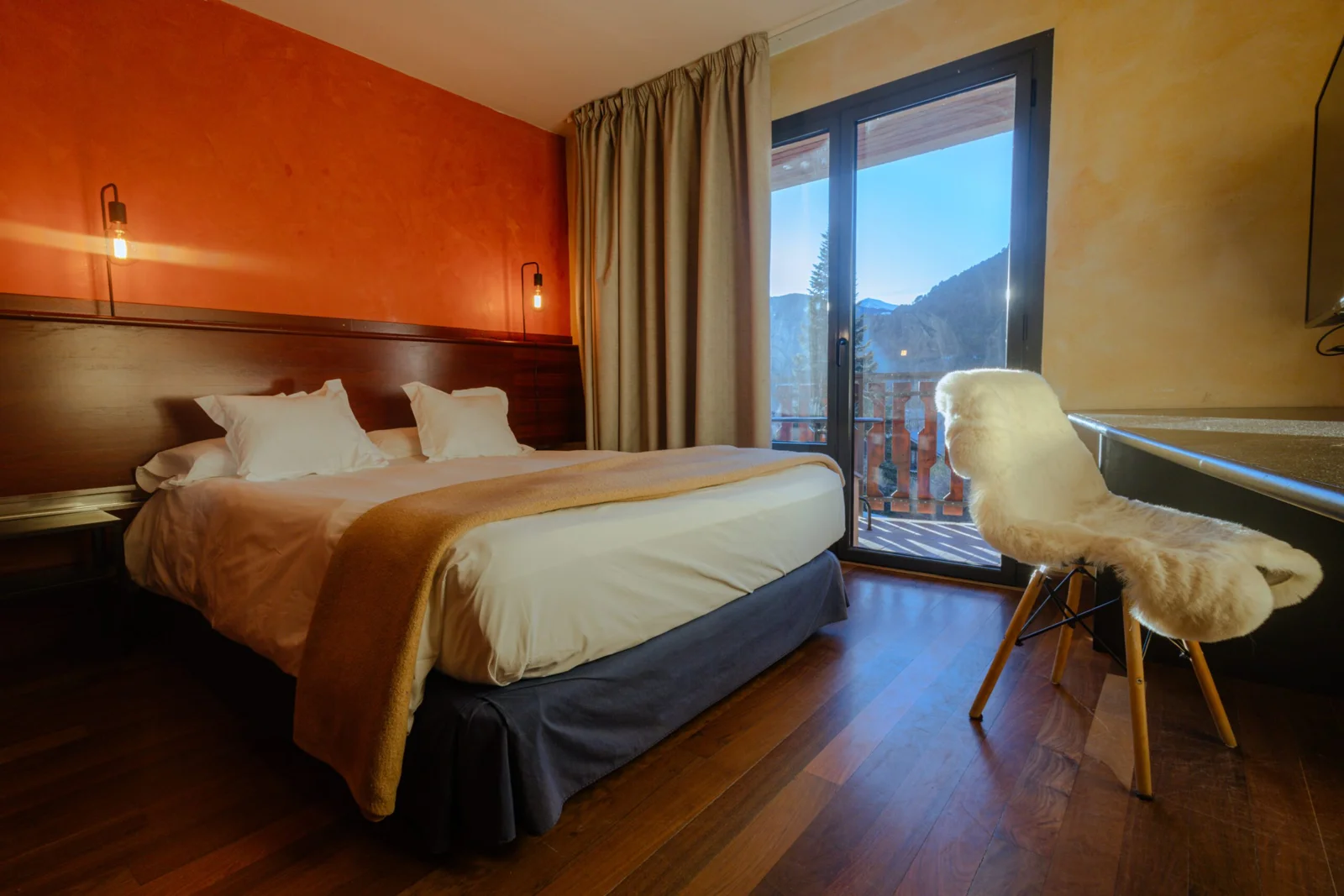 Guest room at Hotel Coma