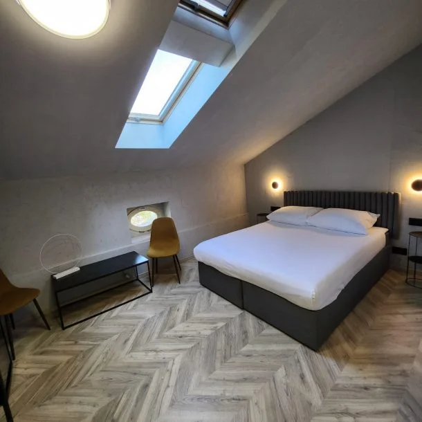 Guest room at Hotel Amfiteatar