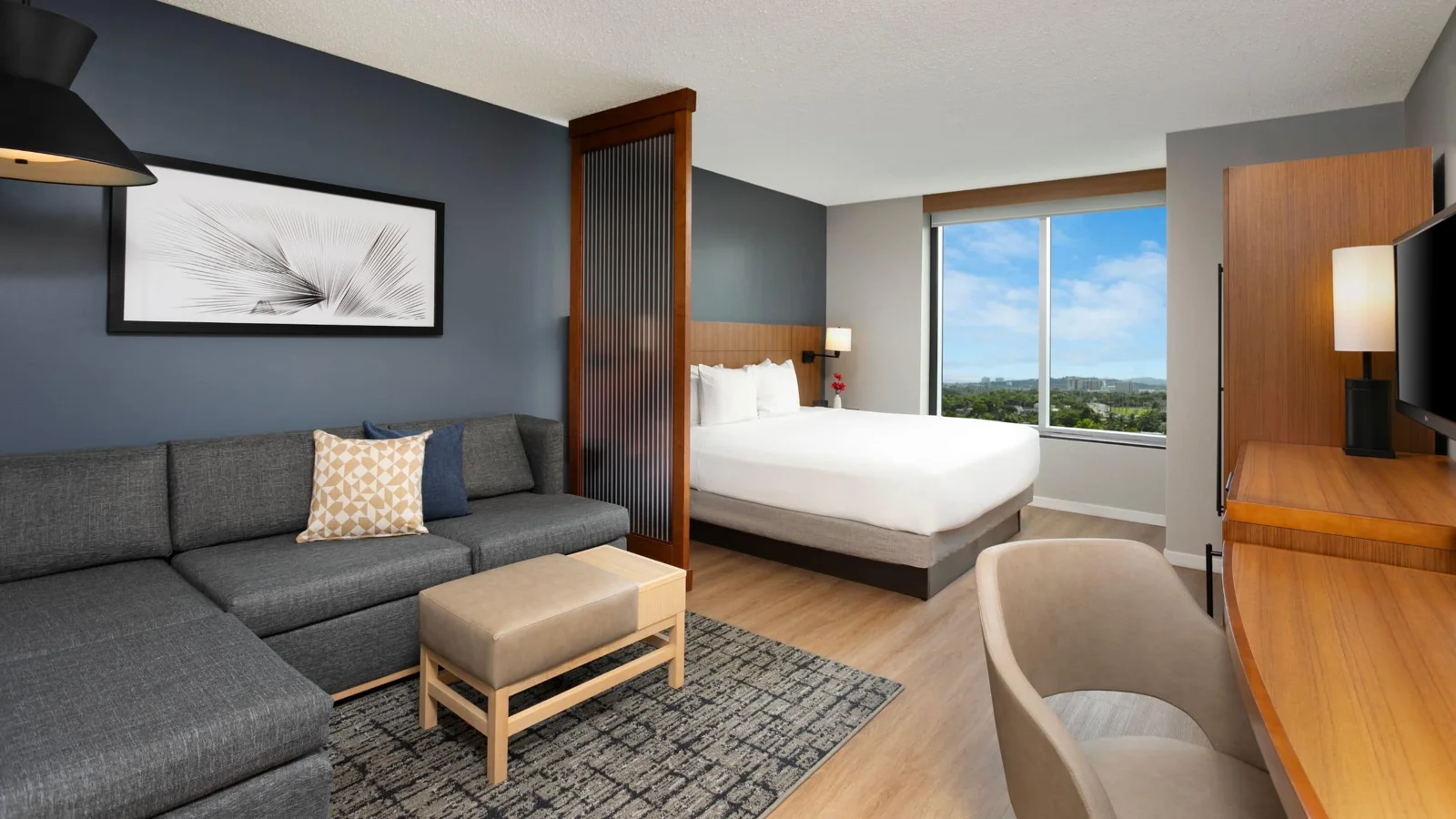 King guest room with sitting area at Hyatt Place Bayamón
