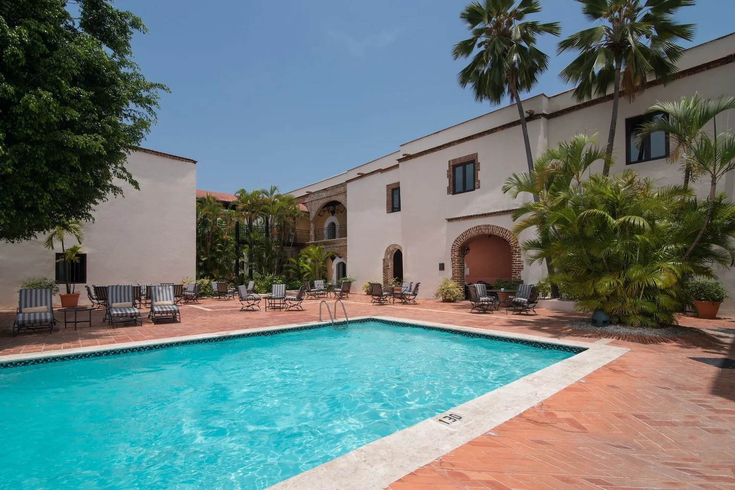 Hotel courtyard and pool at Hodelpa Nicolás de Ovando