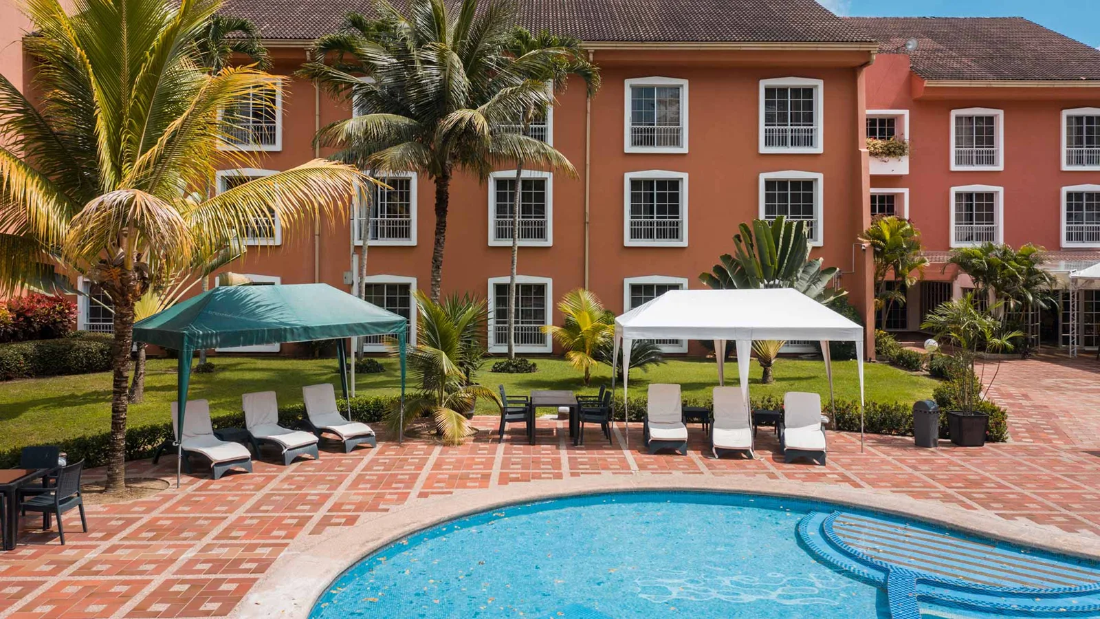 Pool and gardens at Oro Verde Machala