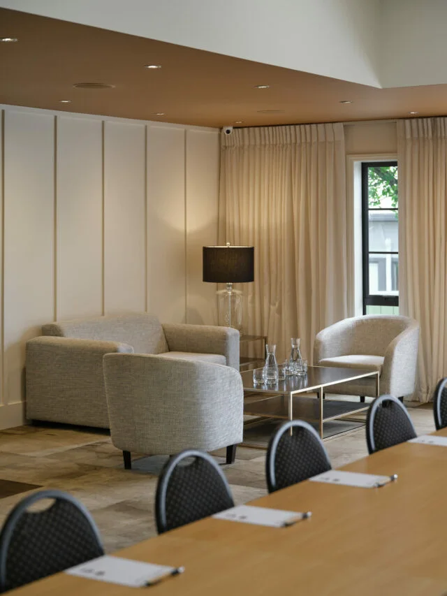 Lounge and dining area in accommodation at Suncourt Hotel