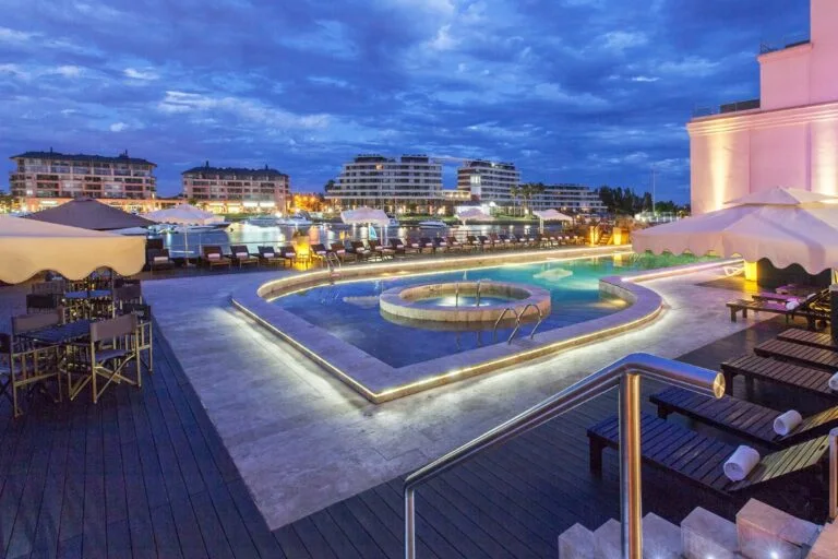 Outdoor pool at Wyndham Nordelta Tigre Buenos Aires