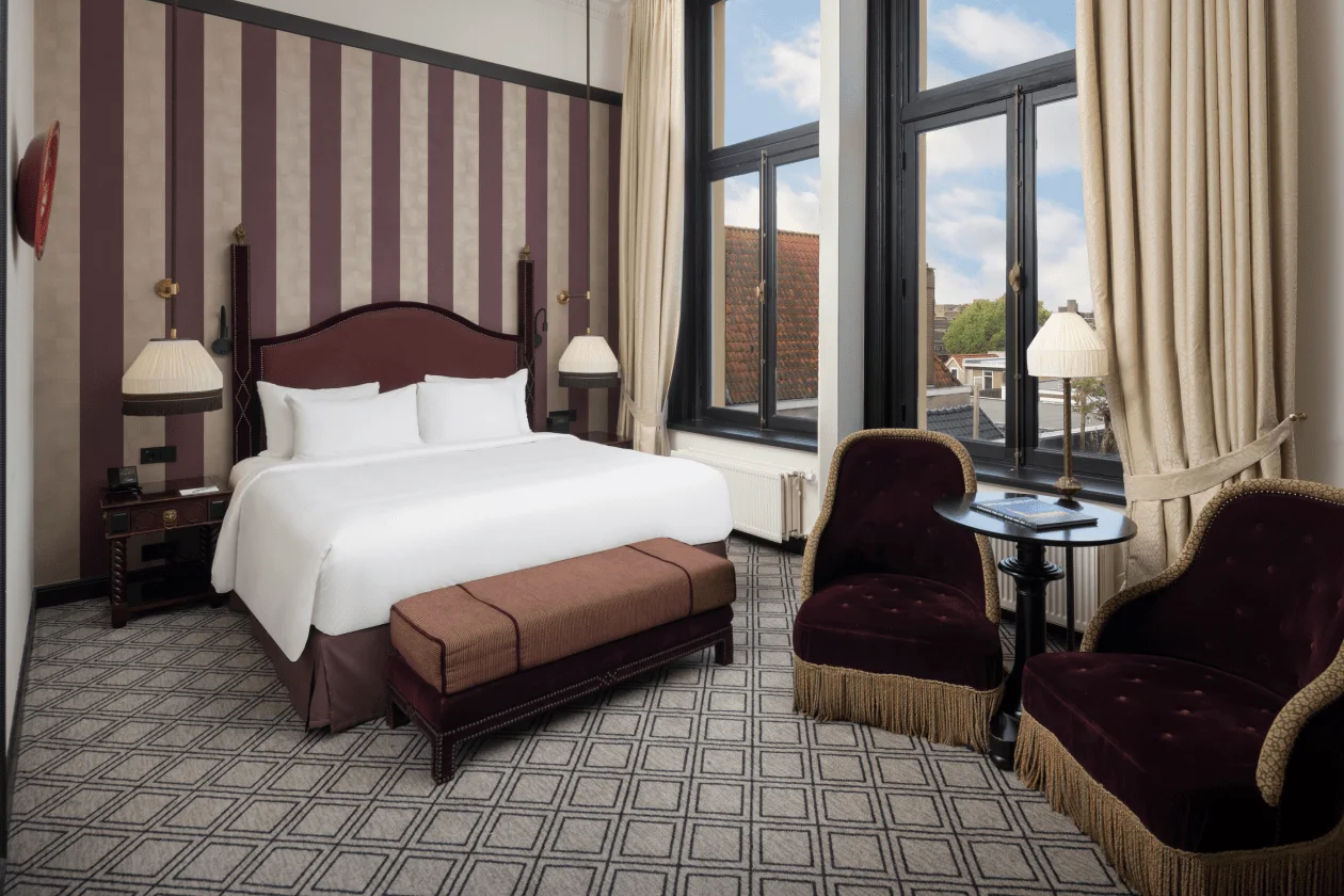 Guest room at Hotel Des Indes