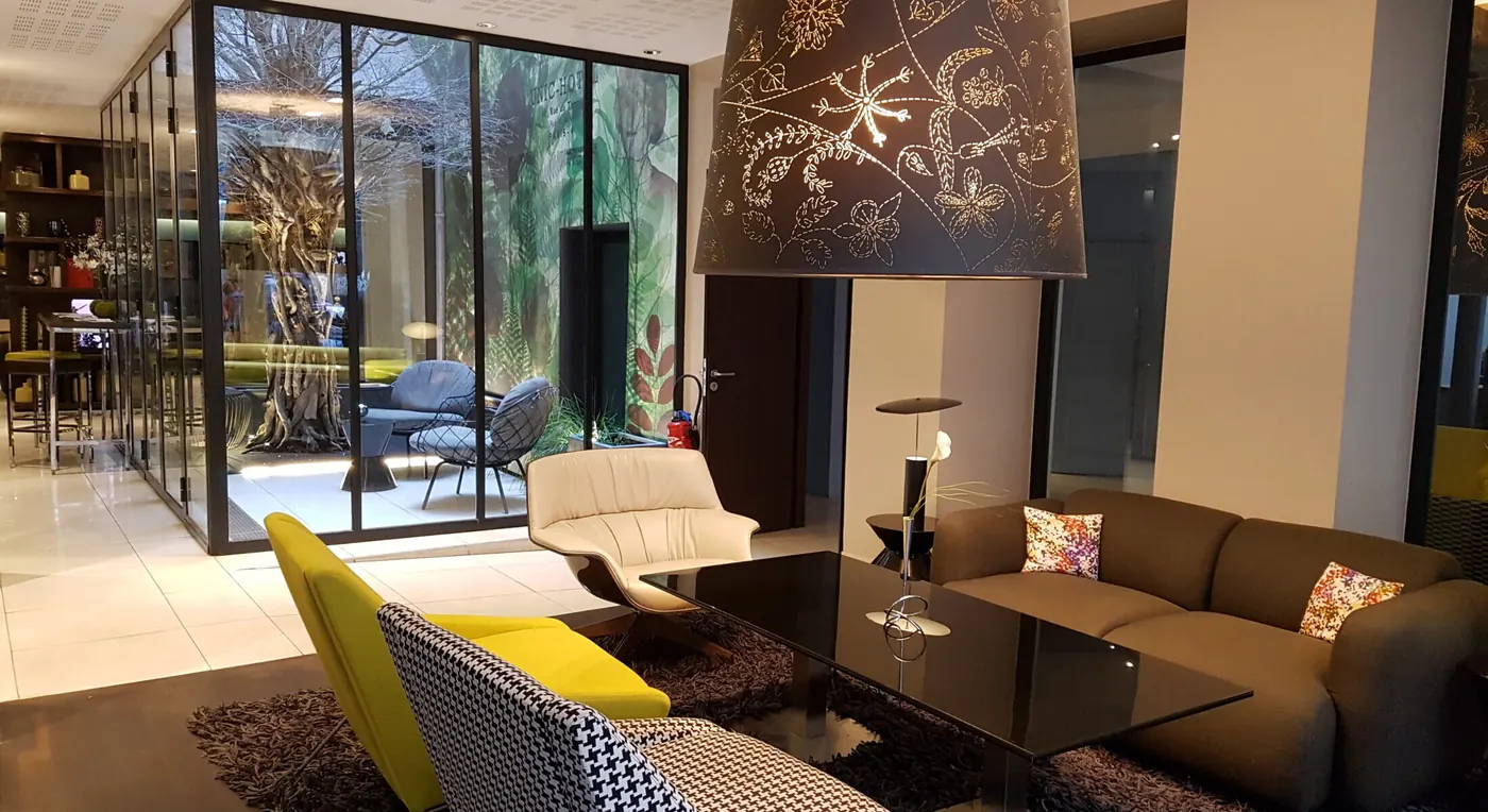 The lounge and interior garden at Hôtel Duo in Paris
