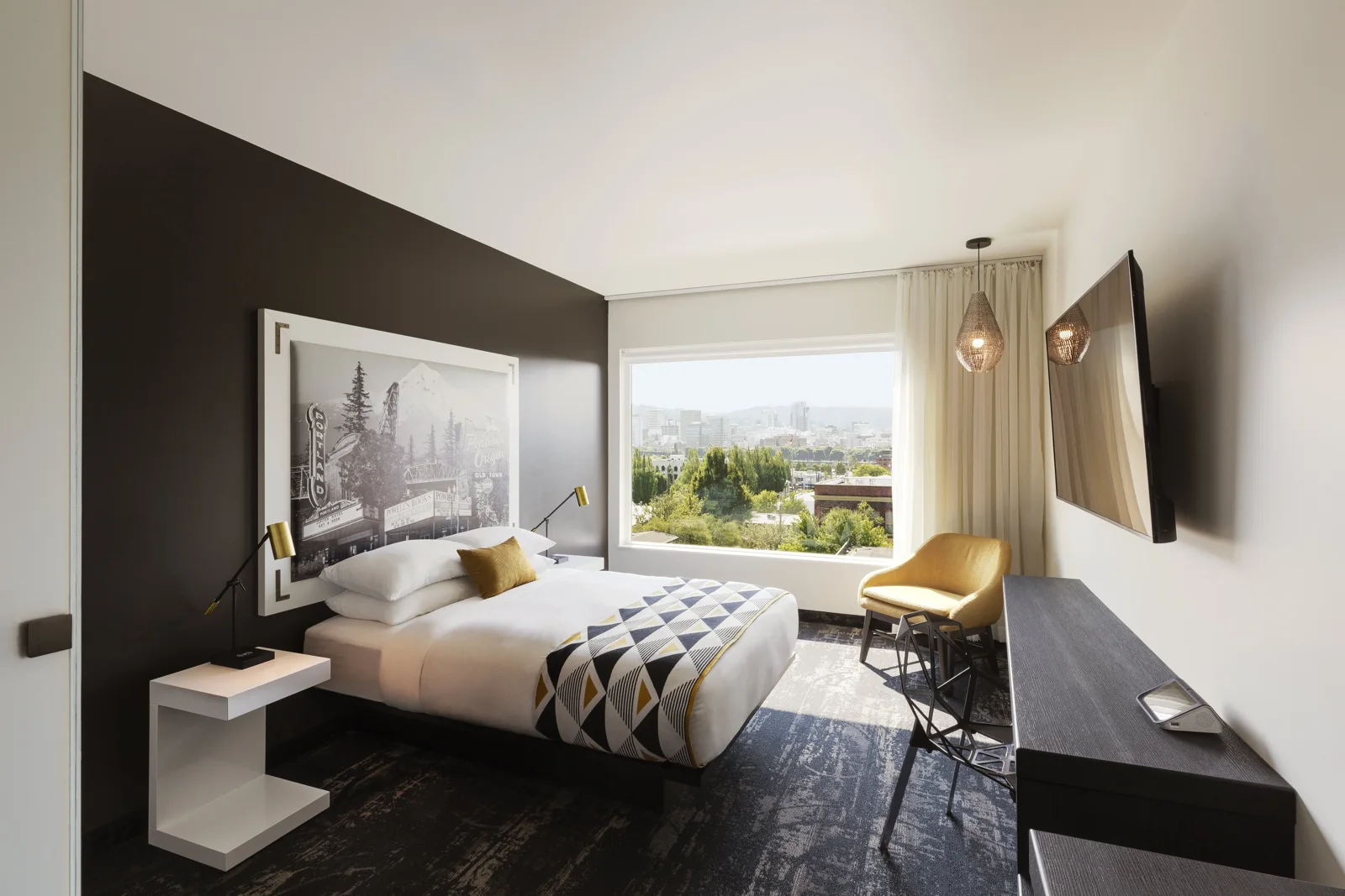 Guest room at Jupiter NEXT in Portland