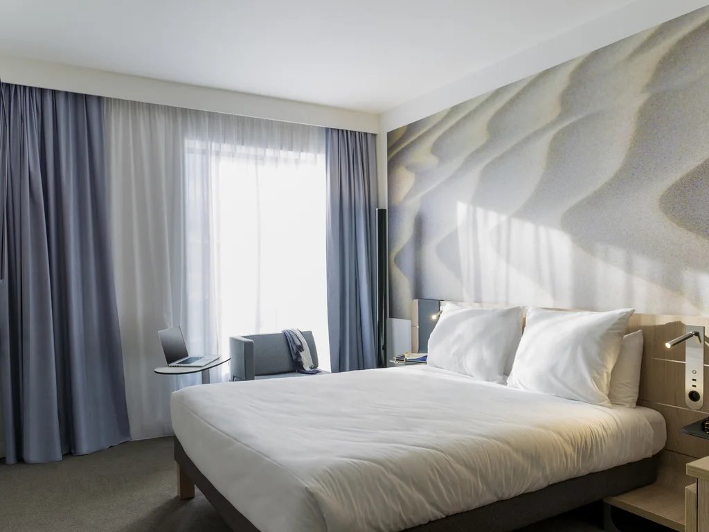 Guest room at Novotel Charleroi Centre
