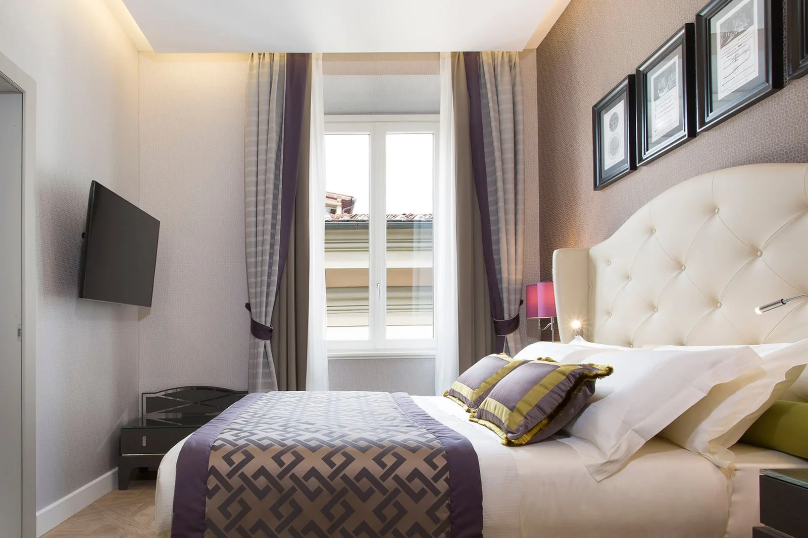 Guest room at Hotel Spadai in Florence