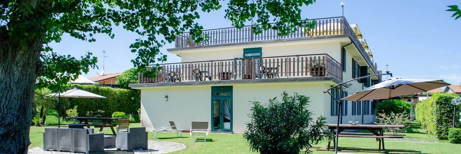 Exterior and garden of Hotel Turandot in Torre del Lago
