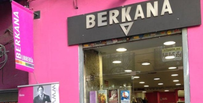 Pink exterior and book-filled entrance of Librería Berkana in Madrid