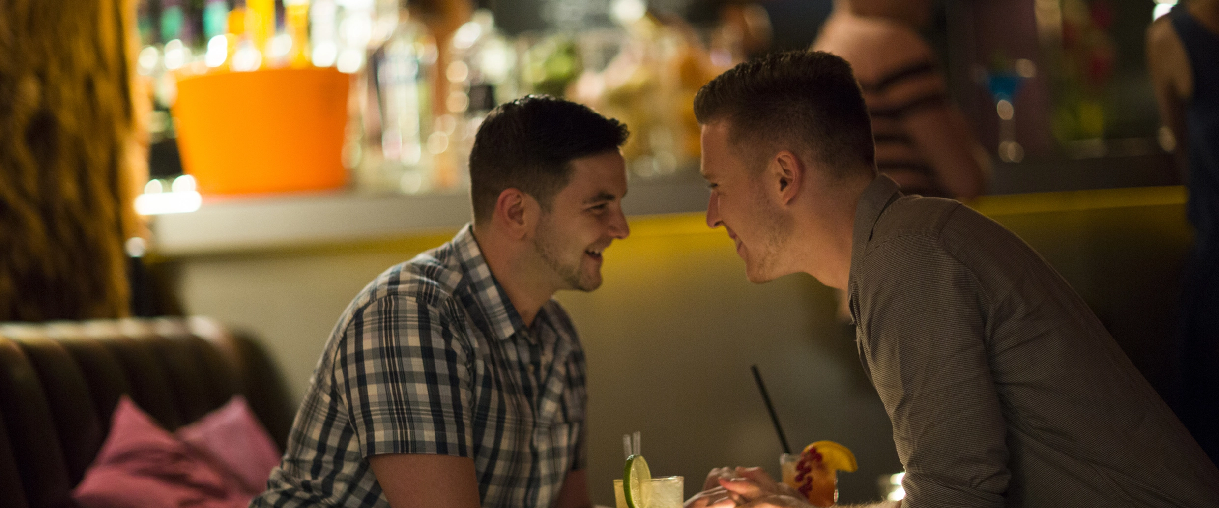 Two guests talking over drinks at Heile Welt in Schöneberg